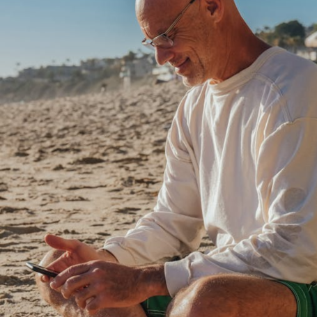 גבר גרוש בעל הבעה עייפה ומהורהרת, ממחיש את תחושת השחיקה (Burnout) והתסכול מעולם אפליקציות היכרויות לגרושים.