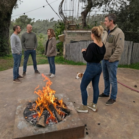 אישה יושבת ברוגע מול נוף פתוח, משדרת שלווה וביטחון במהלך חופשה ראשונה לאחר הגירושין, הרחק מההמולה והלחץ של חופשות היכרויות סטנדרטיות.