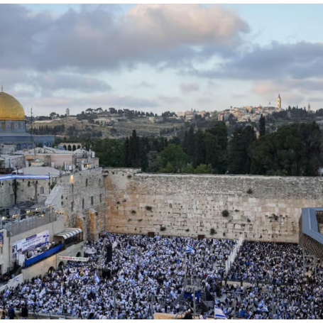 מבט רחב ומרשים על רחבת הכותל המערבי והעיר העתיקה בירושלים, מלאה בהמוני חוגגים. התמונה ממחישה את העוצמה הרוחנית של העיר, המהווה עוגן ומקום מפלט לחיפוש משמעות, התבוננות פנימית ותקומה לאחר משברים אישיים.